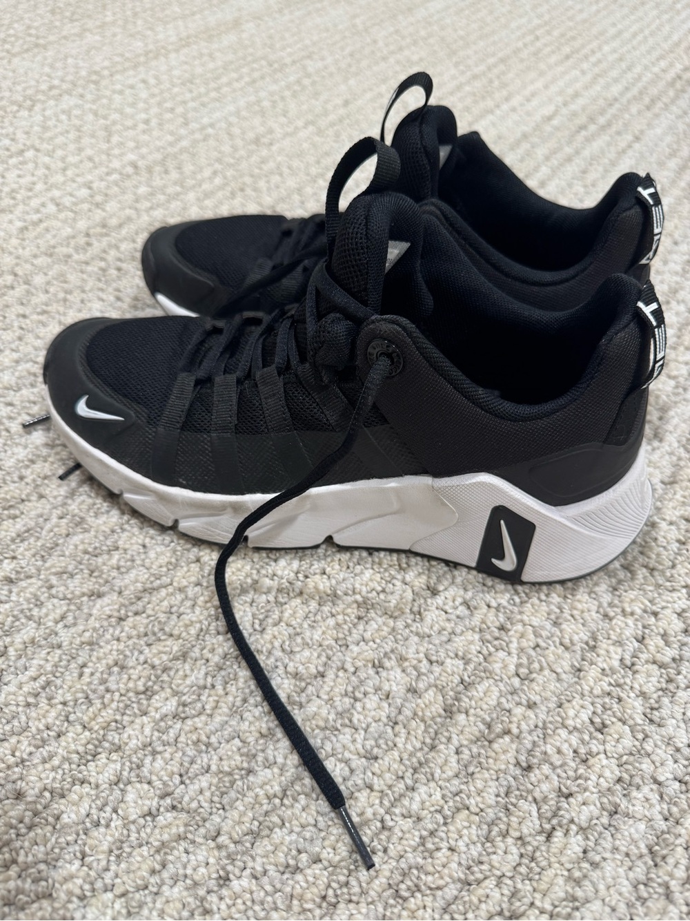 Women’s Nike Metcon. Black and White Lace-Up Sneakers. Size 8